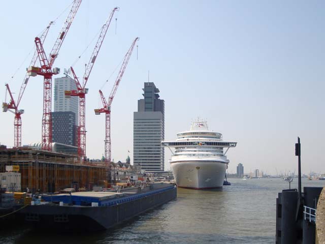 Cruiseschip ms Azura aan de Cruise Terminal Rotterdam